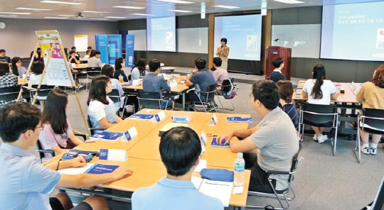 지난 3일부터 이틀간 삼정KPMG가 서울 역삼동 삼정KPMG 교육센터에서 진행한 '청소년 경영·경제 교육캠프'에 참가한 학생들이 강의를 듣고 있는 모습.    삼정KPMG 제공